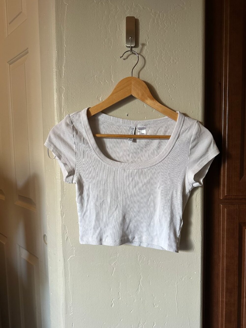 White Ribbed Scoop Neck Crop Top – Size M